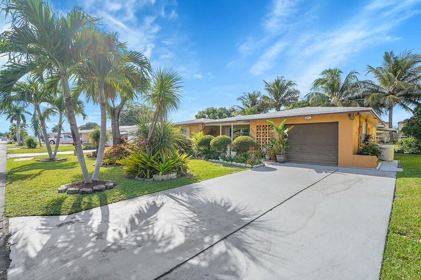 Beautifully updated 2-bed, 2-bath single-family home with 1-car - Beach Home for sale in Tamarac, Florida on Beachhouse.com