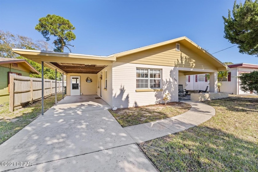 Adorable beachside bungalow just a short stroll to the sand - Beach Home for sale in Daytona Beach, Florida on Beachhouse.com