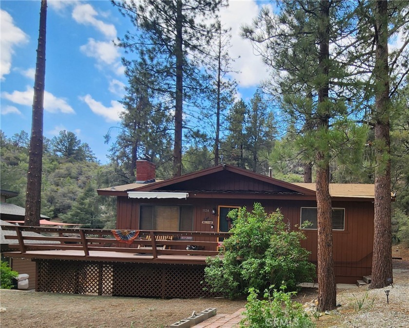 Welcome to the towering pines of upper Linden Drive. Situated on - Beach Home for sale in Pine Mountain Club, California on Beachhouse.com