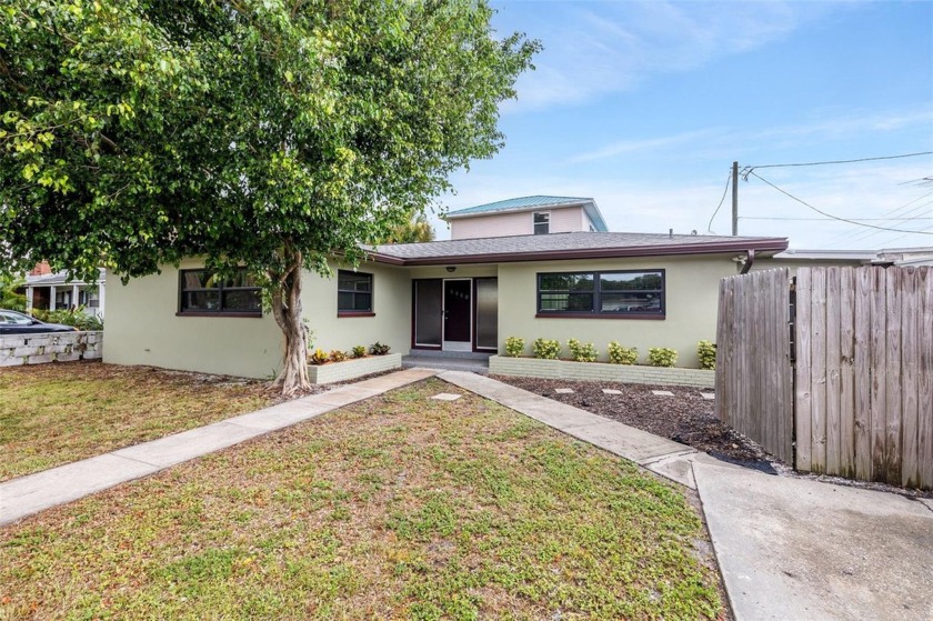 Recently renovated single-family house features spacious 2 - Beach Home for sale in St. Petersburg, Florida on Beachhouse.com