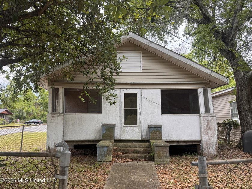 Fixer-upper full of 1930s charm in original Gulfport area, just - Beach Home for sale in Gulfport, Mississippi on Beachhouse.com