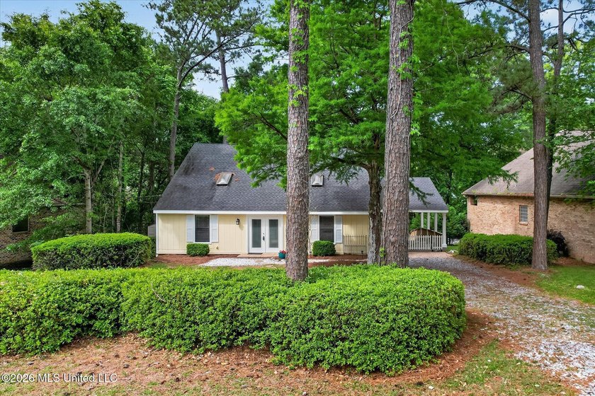 Adorable 3 bedroom 2 bath home in a lovely neighborhood in - Beach Home for sale in Diamondhead, Mississippi on Beachhouse.com
