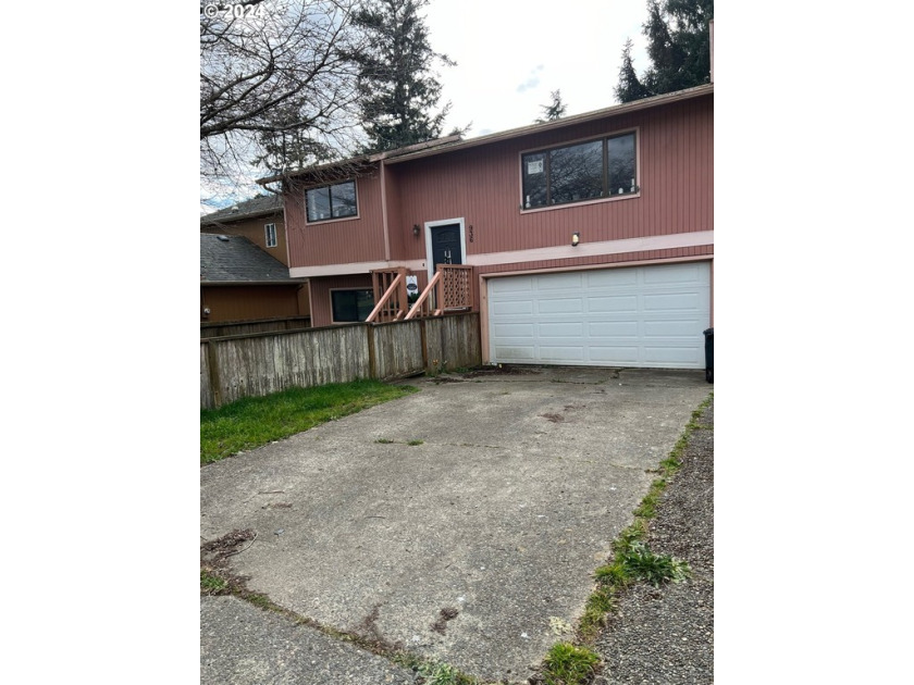 A Split level home perfectly set up for internal privacy and or - Beach Home for sale in Coos Bay, Oregon on Beachhouse.com