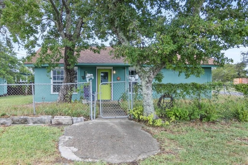 Great home in the heart of EVERYTHING ROCKPORT! Situated on a - Beach Home for sale in Rockport, Texas on Beachhouse.com