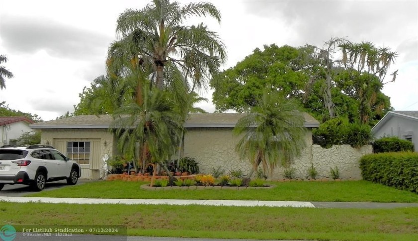 The water view will draw you in to this lovely 3/2 lakefront - Beach Home for sale in Hollywood, Florida on Beachhouse.com