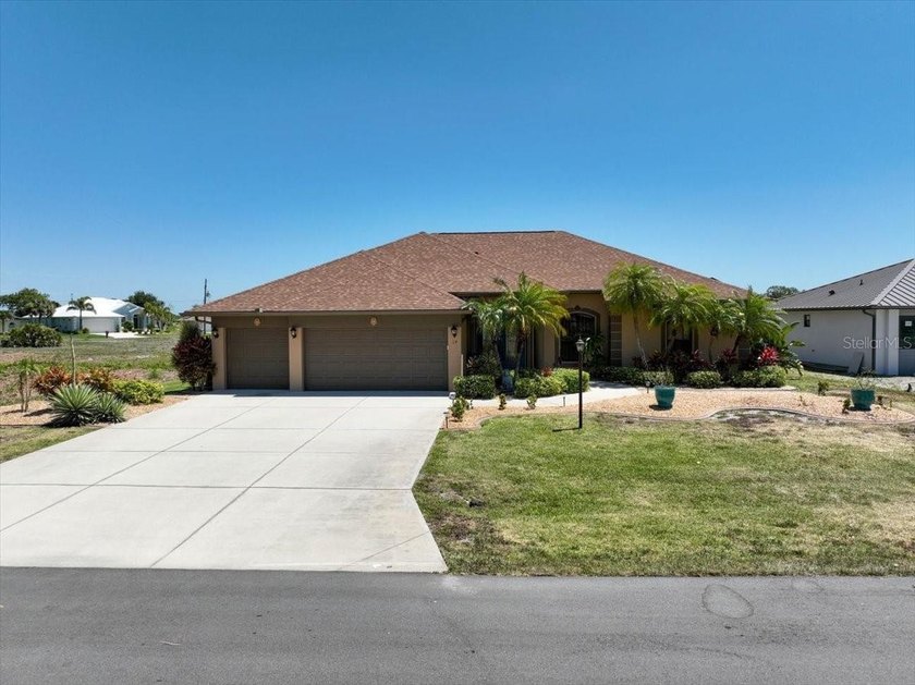 MOVE-IN READY POOL HOME!

Step into effortless Florida living - Beach Home for sale in Rotonda West, Florida on Beachhouse.com