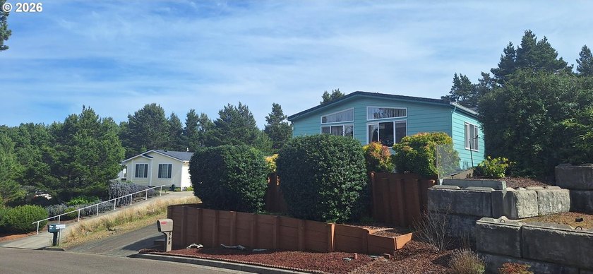 Very nice home with modern upgrades, solid surface quarts - Beach Home for sale in Florence, Oregon on Beachhouse.com