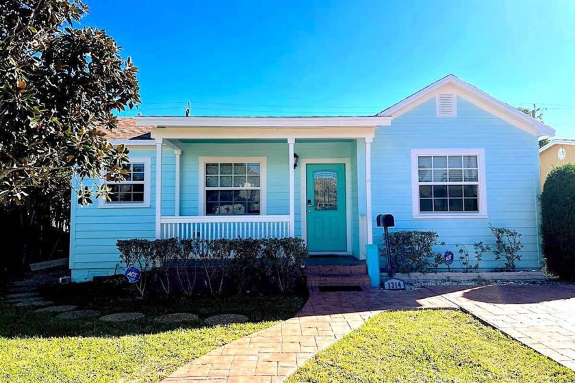 Discover the allure of a Charming Historical Florida cottage - Beach Home for sale in Lake Worth Beach, Florida on Beachhouse.com
