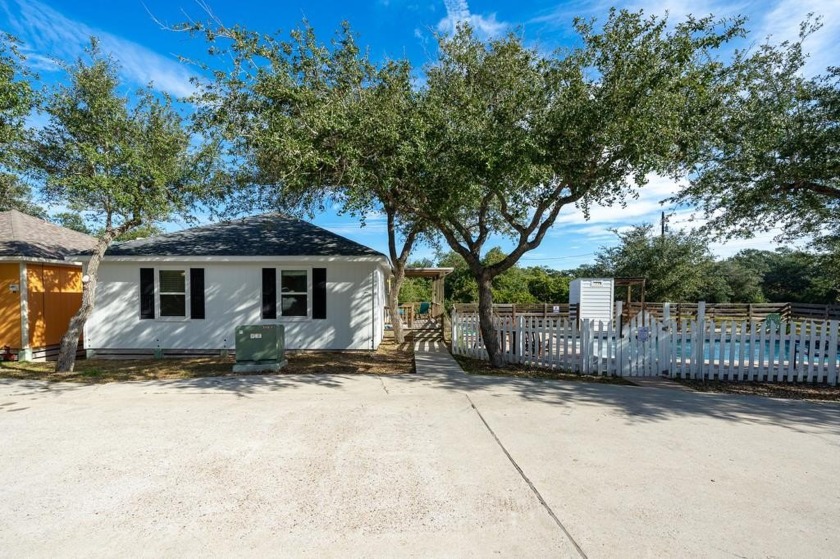 This unique 3-bedroom, 2-bathroom standalone cottage is tucked - Beach Home for sale in Rockport, Texas on Beachhouse.com