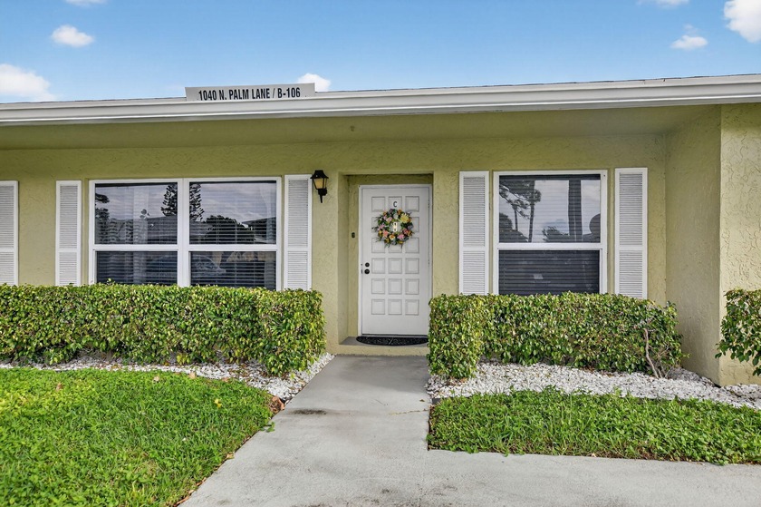 Beautifully updated villa in the desirable Pines of Delray! This - Beach Home for sale in Delray Beach, Florida on Beachhouse.com