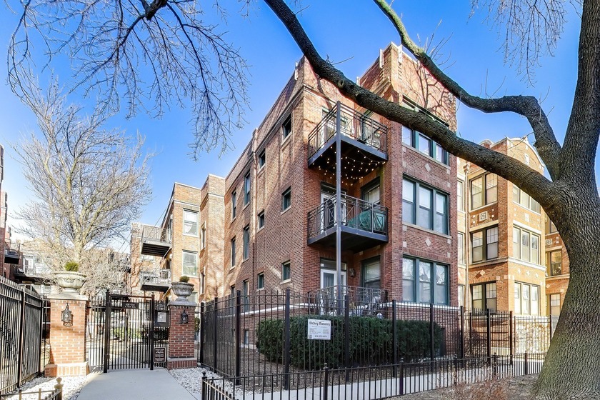 Bright and inviting 2 bed, 2 bath home offering a spacious - Beach Condo for sale in Chicago, Illinois on Beachhouse.com