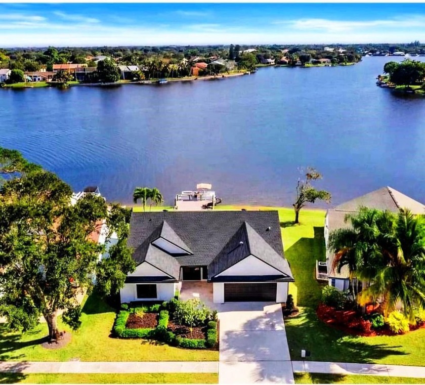 LOWEST PRICED Water Front Pool Home on LAKE WELLINGTON! - Beach Home for sale in Wellington, Florida on Beachhouse.com