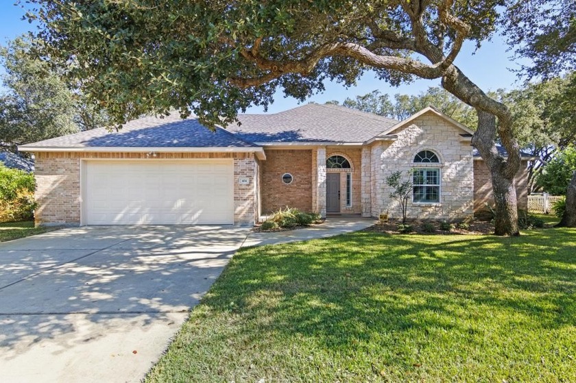 Gorgeous Rockport Country Club with a wonderful location on - Beach Home for sale in Rockport, Texas on Beachhouse.com