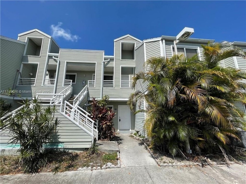 Beautifully updated 2-bedroom, 2-bathroom condo in Summer Lake - Beach Condo for sale in Oakland Park, Florida on Beachhouse.com