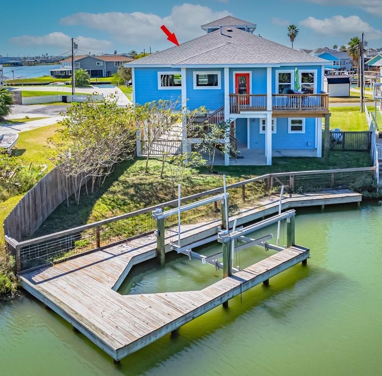 A luxury coastal retreat located on a quiet cul-de-sac offering - Beach Home for sale in Rockport, Texas on Beachhouse.com