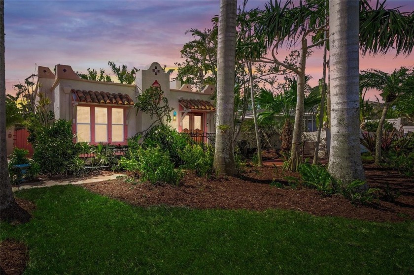 INCREDIBLE *Old Florida Charm*!.....INCREDIBLE Proximity to TWO - Beach Home for sale in Nokomis, Florida on Beachhouse.com