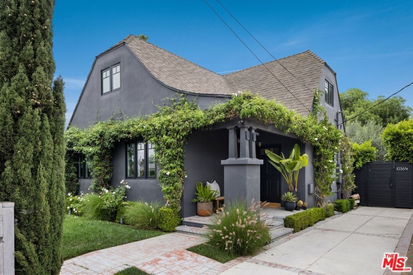 Evoking an English Country Cottage though in the heart of - Beach Home for sale in Venice, California on Beachhouse.com