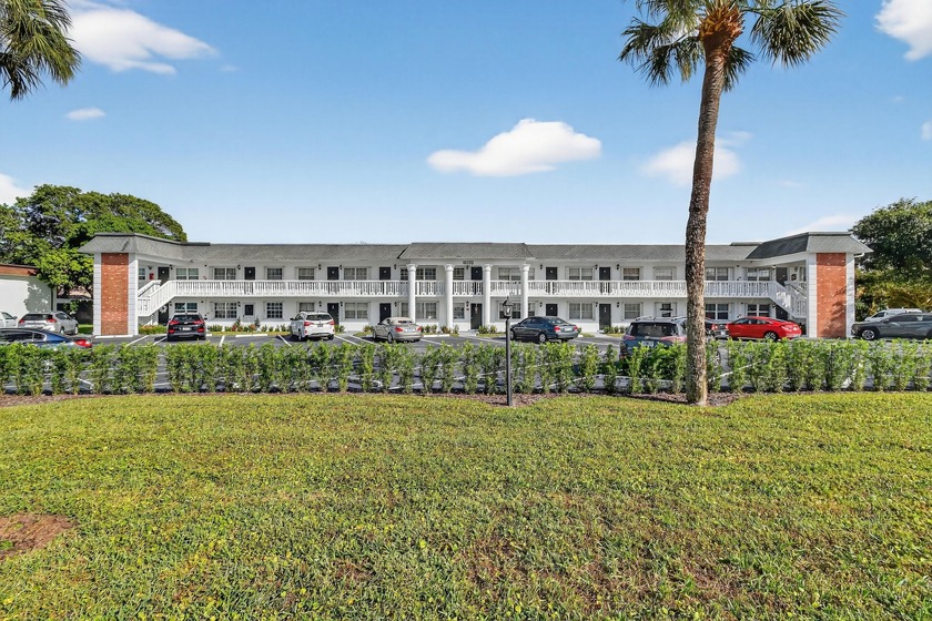 This should be on your to see list!! Live in this lovely 55+ - Beach Condo for sale in Palm Beach Gardens, Florida on Beachhouse.com