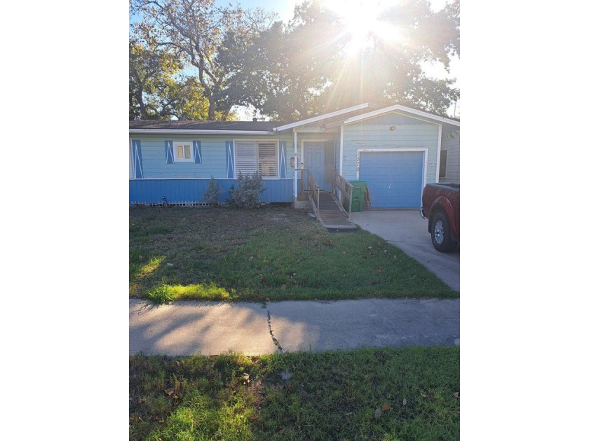 A lovely starter home or retirement home.  Has a nice yard - Beach Home for sale in Aransas Pass, Texas on Beachhouse.com