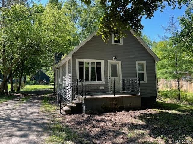 Across the road from Lake Huron!  2 Miles from Lexington!  This - Beach Home for sale in Lexington, Michigan on Beachhouse.com