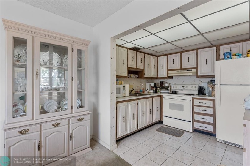 Spacious second floor, end unit with 1 bedroom and 1.5 bathrooms - Beach Condo for sale in Delray Beach, Florida on Beachhouse.com