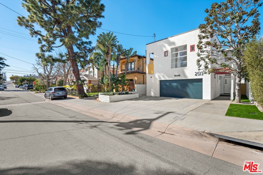First time on the Market!  This recently updated rare 1994 - Beach Home for sale in Manhattan Beach, California on Beachhouse.com
