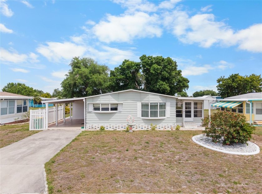 This is relaxed Florida living in the highly desirable Lemon Bay - Beach Home for sale in Englewood, Florida on Beachhouse.com