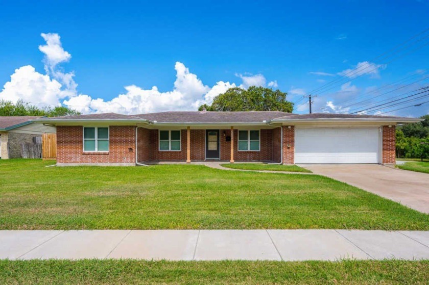 Welcome to 502 Fairfield Drive, nestled in the heart of Corpus - Beach Home for sale in Corpus Christi, Texas on Beachhouse.com