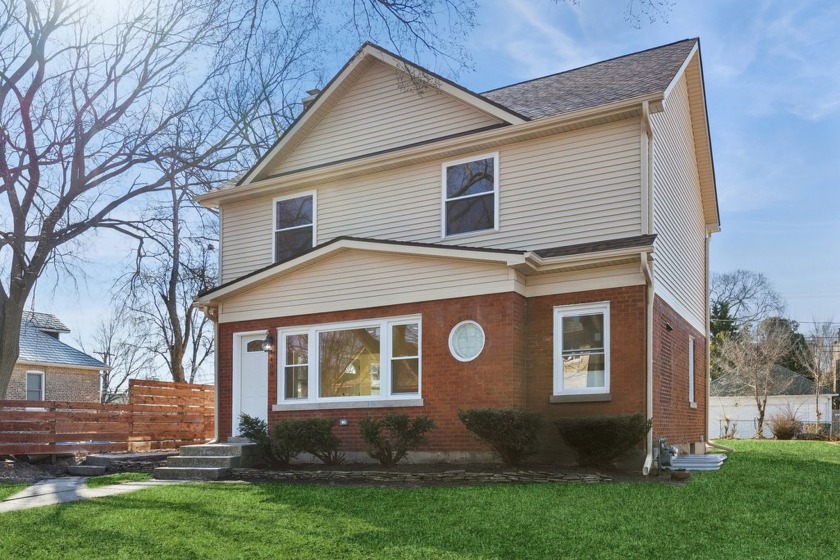 Beautifully renovated and thoughtfully updated 5-bedroom, 2 - Beach Home for sale in Evanston, Illinois on Beachhouse.com