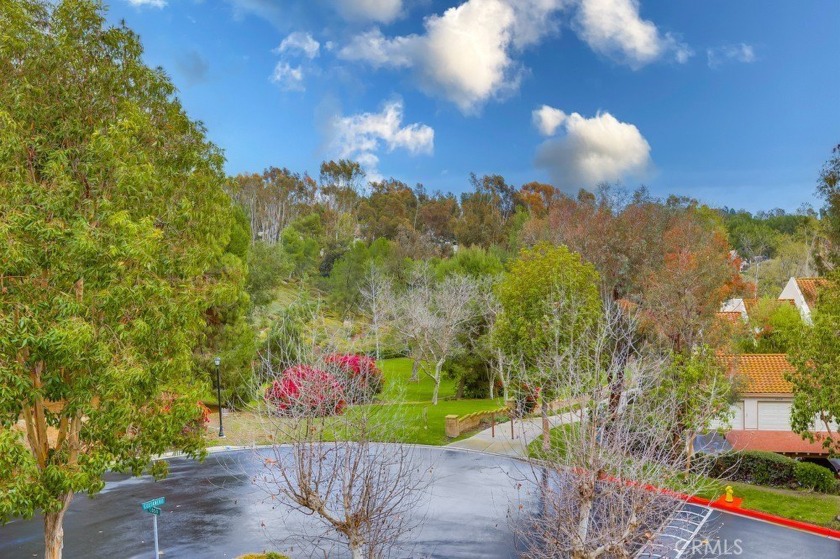 Gated community of Finisterra. End unit. This beautiful sunlit - Beach Condo for sale in Mission Viejo, California on Beachhouse.com