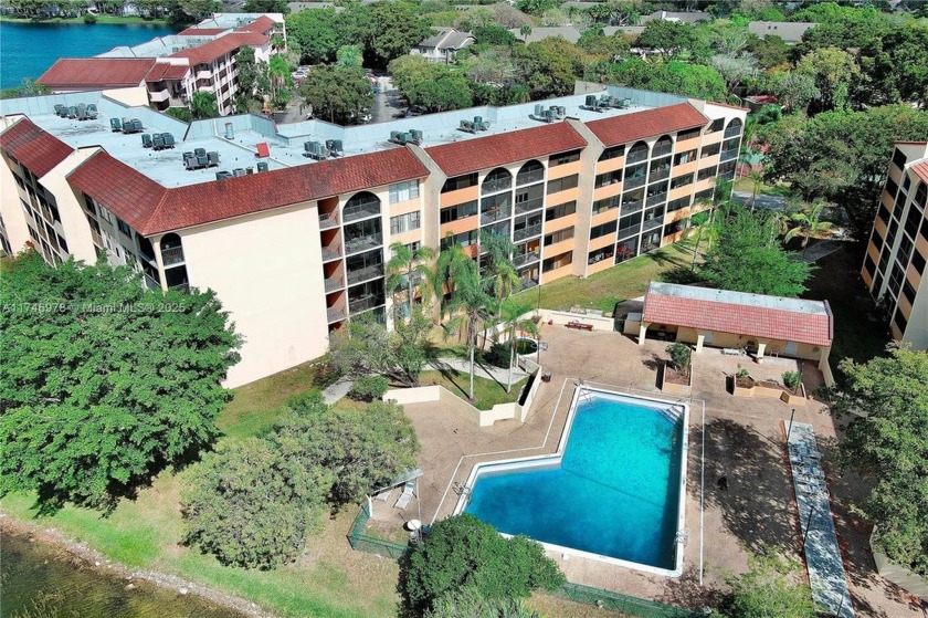 Spacious and move in ready, nice lakefront Unit, update kitchen - Beach Condo for sale in Sunrise, Florida on Beachhouse.com