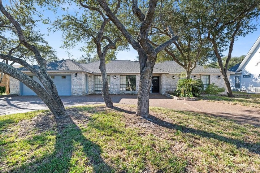 Breathtaking Fairway and Lake Views! Welcome to 711 Waterwood, a - Beach Home for sale in Rockport, Texas on Beachhouse.com