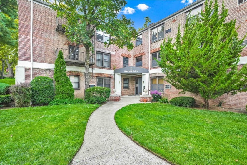 Spacious Top-Floor 2-Bedroom Apartment in the Sought-After Great - Beach Home for sale in Great Neck, New York on Beachhouse.com