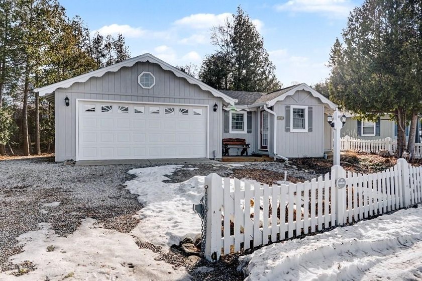 This delightful 3-bedroom cottage and bunkhouse offers the - Beach Home for sale in Sister Bay, Wisconsin on Beachhouse.com