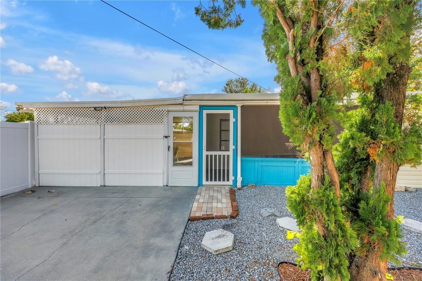 Welcome to this beautifully furnished 2-bedroom, 2-bath home - Beach Home for sale in St. Petersburg, Florida on Beachhouse.com