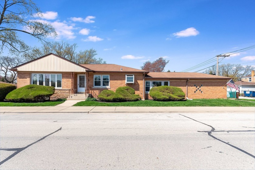 Come and take a look at this well-maintained brick ranch in - Beach Home for sale in Skokie, Illinois on Beachhouse.com