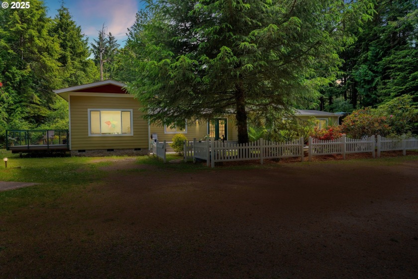 Lake access property, Beautiful 4-bedroom 3-full bath home. A - Beach Home for sale in Florence, Oregon on Beachhouse.com
