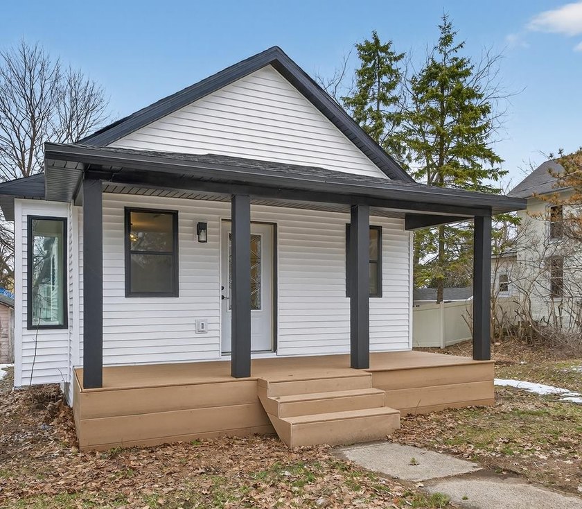 Fully renovated home in the heart of Sturgeon Bay! This 2 bed, 1 - Beach Home for sale in Sturgeon Bay, Wisconsin on Beachhouse.com