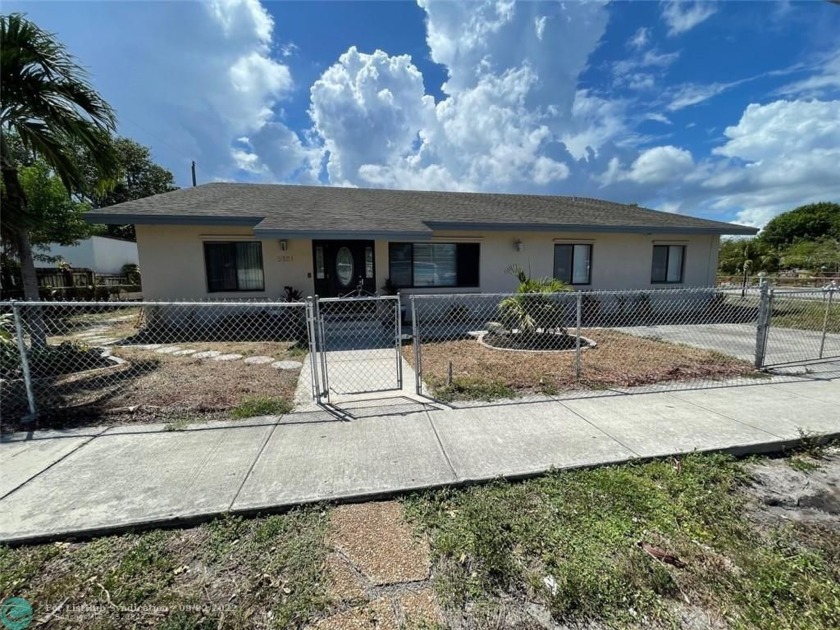 Beautifully renovated house with large bedrooms and walk in - Beach Home for sale in Pompano Beach, Florida on Beachhouse.com