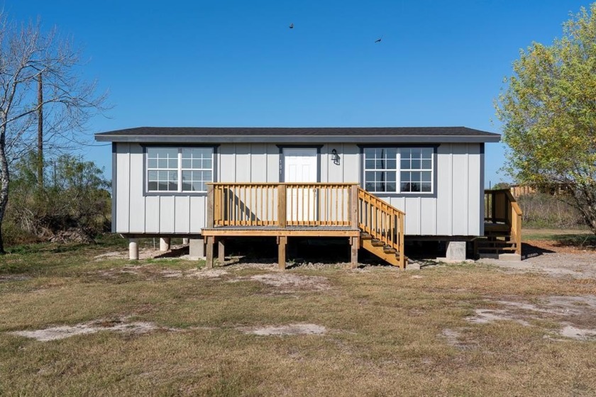 This the perfect weekend getaway or comfy cottage for a small - Beach Home for sale in Rockport, Texas on Beachhouse.com