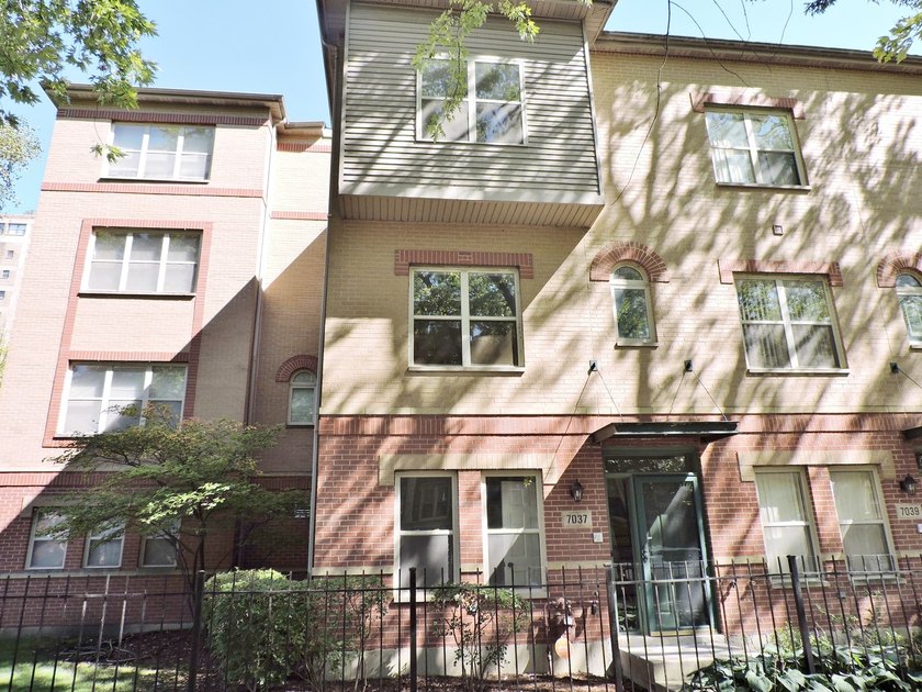 Welcome to this newer construction GORGEOUS SERENE TRI-LEVEL - Beach Condo for sale in Chicago, Illinois on Beachhouse.com