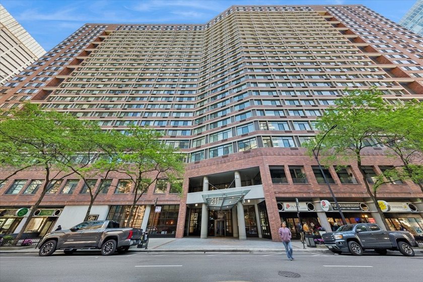 Spacious 2-bedroom 2-bathroom at The Grand Ohio. This Condo sits - Beach Condo for sale in Chicago, Illinois on Beachhouse.com