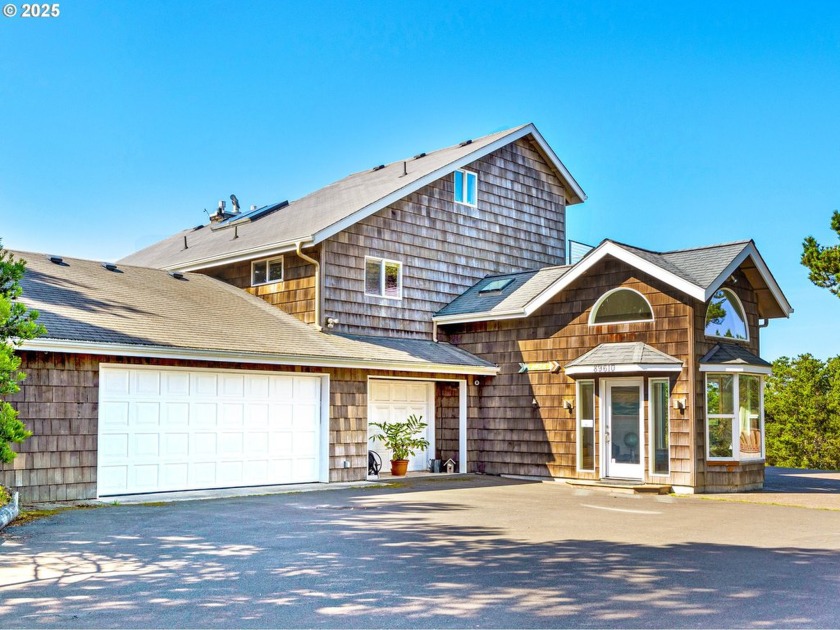 Located in gated Surf Pines, this custom-built home offers a - Beach Home for sale in Warrenton, Oregon on Beachhouse.com