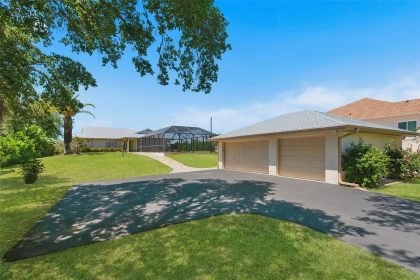 Welcome to your WATERFRONT paradise at 880 LEMON BAY DRIVE, an - Beach Home for sale in Venice, Florida on Beachhouse.com