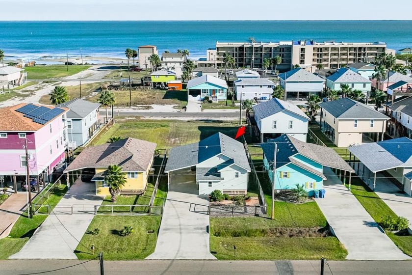 This coastal styled 2-bedroom, 2-bathroom water view home in - Beach Home for sale in Rockport, Texas on Beachhouse.com