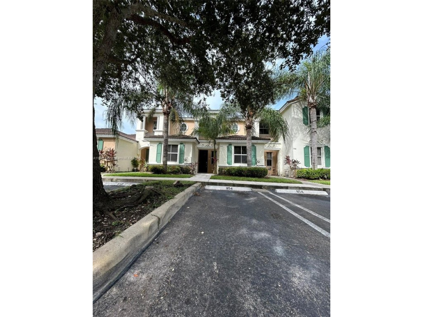 VERY BEAUTIFUL AND QUIET GUARD GATED COMMUNITY WITH WALKING - Beach Townhome/Townhouse for sale in Homestead, Florida on Beachhouse.com
