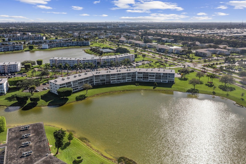 Beautiful 1-bedroom, 1.5-bath unit with stunning lake views in - Beach Condo for sale in Boca Raton, Florida on Beachhouse.com