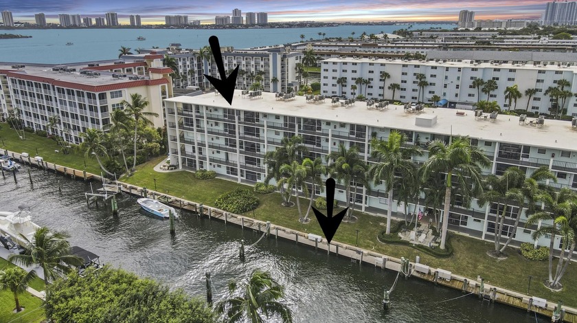 Top-floor, move-in-ready unit in Schooner Bay with an updated - Beach Condo for sale in North Palm Beach, Florida on Beachhouse.com
