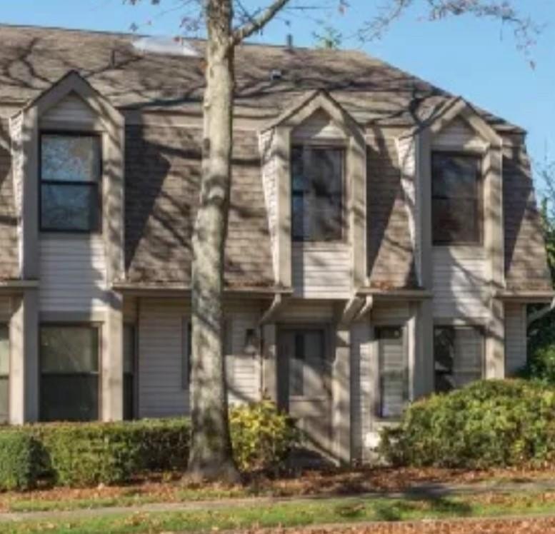 FABULOUS 3 BEDROOM 2.5 BATHROOM TOWNHOUSE STYLE CONDO  OFFERS - Beach Condo for sale in Southampton, New York on Beachhouse.com