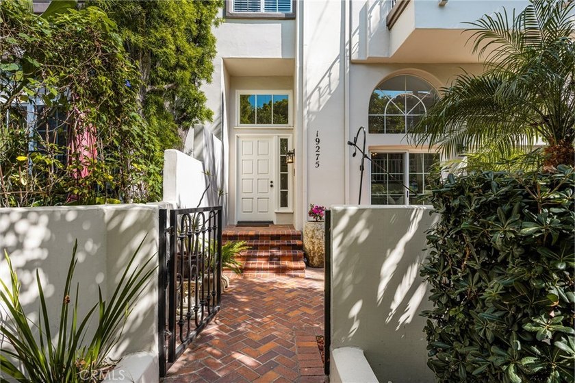 Welcome to this beautiful home ideally situated less than half a - Beach Townhome/Townhouse for sale in Huntington Beach, California on Beachhouse.com